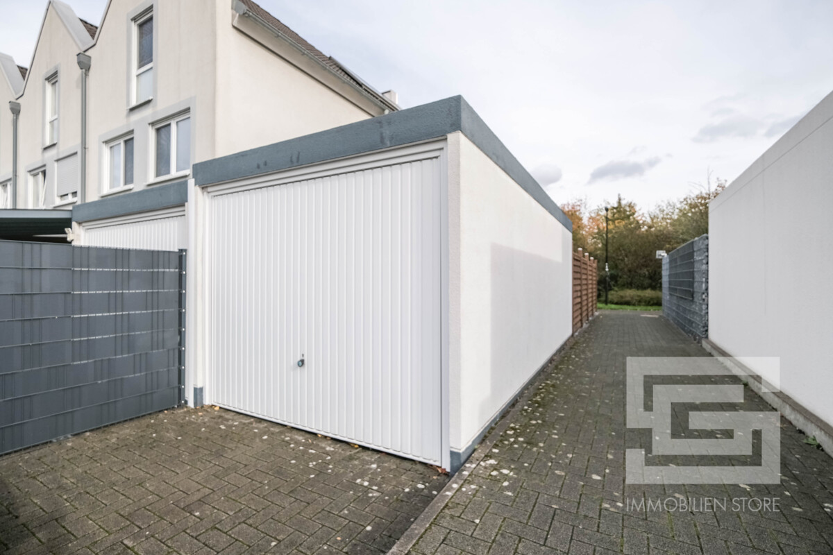 Die Garage mit zusätzlichen Außenstellplätzen